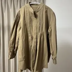 ベージュ プリーツ付きボタンシャツ M-L