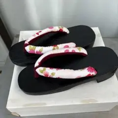 花柄鼻緒の黒い下駄 約23.5 cm