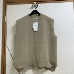 シューラルー　ニットベージュベスト　新品タグ付きMサイズ