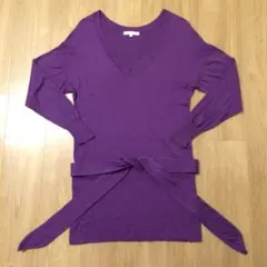 Vネックのニットチュニック ベルト付き