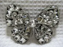 クリスタル系色のビジュー多数付きの蝶型　シルバー色メタルバレッタ