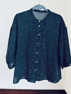 美品　黒地に白の水玉模様　ブラウス　ミセス