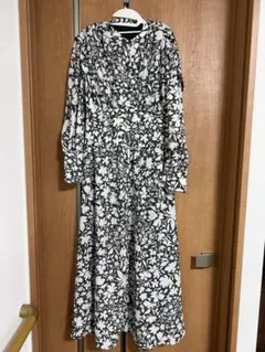 ナチュラルビューティーベーシック　白黒花柄ロングワンピース