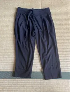 ユニクロ　黒 サルエルパンツ　クロップド丈