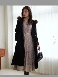 ファー付き黒ロングコート　プロポーションボディドレッシング