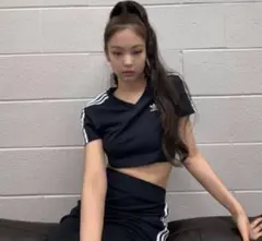 adidasオリジナルス クロップド　tシャツ ジェニ着用　美品のサムネイル