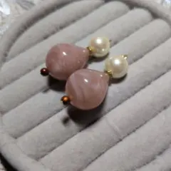 ピンクとパールのドロップ型ピアスまたはイヤリング