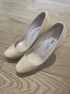 美品◯ Jimmy Choo ジミーチュウ ベージュ パテントレザー パンプスのサムネイル