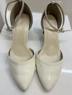 メタルポインテッドトゥパンプス: ストラップ付き