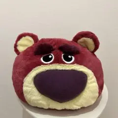 赤いクマのぬいぐるみクッション