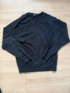 ユニクロ　黒のVネック長袖ニットセーター