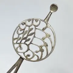 041115アンティーク　金工　銀色　平打ち　　透彫　連なる雁　菊　かんざし　簪