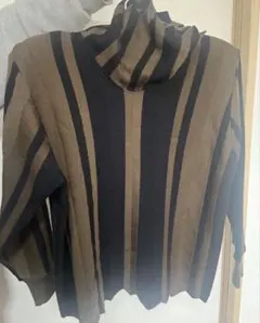 ブラウンとブラックのストライプニットセーター肩パッド入り