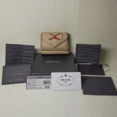 PRADA プラダ 三つ折り財布 リボン ロゴ金具 サフィアーノレザー