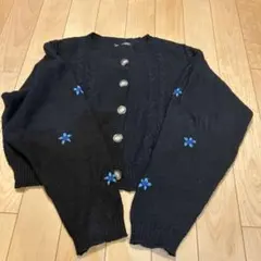 黒のクロップドニットカーディガン