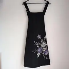 花柄刺繍の黒エプロン