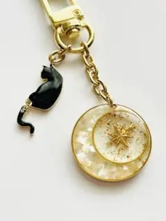 黒猫と月のモチーフ キーホルダー　ねこ　星　レジン風