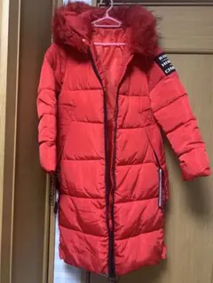 赤いフード付きロングダウンジャケット