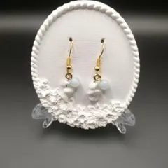 天然石さざれ石と淡いブルーのピアス