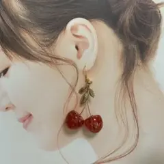 ① さくらんぼ　赤×花びら入り　ピアス