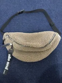 niko and... 前掛け ショルダーバッグ ベージュ ボア