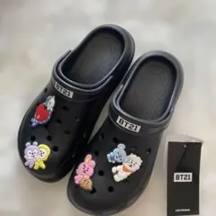 BTS BT21 クロッグ ブラック チャーム付き　サンダル　メンズ Ｍサイズのサムネイル