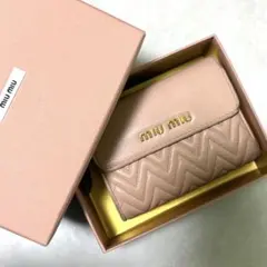 MIUMIU ナッパインプントゥーレ 三つ折り財布　ピンクベージュ　マテラッセのサムネイル