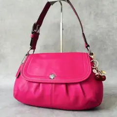 【超希少】coach ワンショルダーバッグ チャーム付 ピンク ターンロック 超希少】coach ワンショルダーバッグ チャーム付 ピンク ターンロック