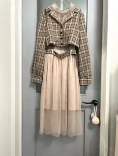 チェック柄クロップドジャケットとチュールスカートセットアップ