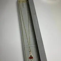 ゴールドのドロップ型ペンダントネックレス