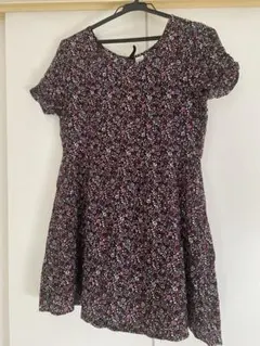 H&M DIVIDED 花柄 半袖 トップス ブラック EUR38のサムネイル