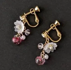 桜のドロップイヤリング（ピアス可）2種