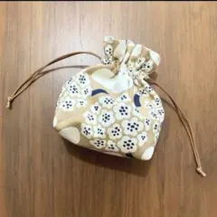 巾着ポーチ　巾着袋　マチあり　フラワー柄　大柄　小花柄　可愛い　綺麗　ベージュ