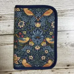 ウィリアムモリス　いちご泥棒　ハンドメイド　お薬手帳ケース