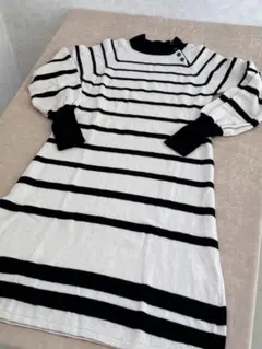 ホコモモラ デ シビラの飾りボタンが可愛いニットワンピース