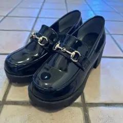 黒の光沢ローファー 金属バックル付き
