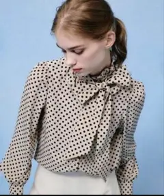 LOULOU WILLOUGHBY ドット柄ブラウス　ベージュのサムネイル