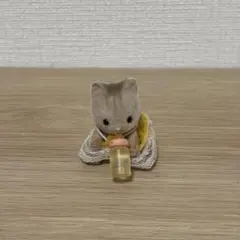 シルバニアファミリー　シマネコの赤ちゃん　おすわり　哺乳瓶