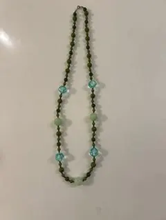 緑と青のビーズネックレス