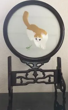 シルク両面刺繍　猫の絵柄 丸型置物 木製スタンド付き