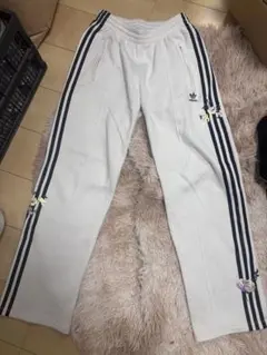 アディダスオリジナルス 刺繍フラワーパンツ　M ホワイト