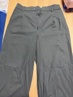 ユニクロ　タックワイドパンツ　カーキ