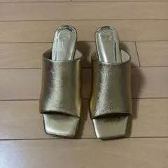 ゴールド スクエアトゥ ミュール サンダル　新品　22.5のサムネイル