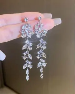 揺れるピアス ピアス(両耳用)