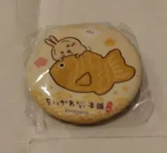 【限定品】ちいかわ　もぐもぐ本舗　川越店　鯛だらけなマット缶バッジ　うさぎ
