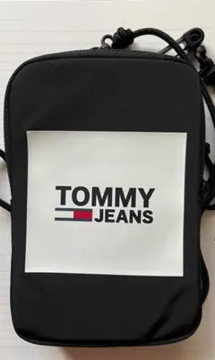 トミー ヒルフィガー　URBAN COMPACT スマホ収納にどうぞ