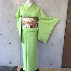 正絹　鮮やかな色黄緑色の無地　地紋あり　袷　小さめサイズ