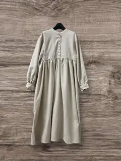 ベージュ 長袖 薄手コーデュロイのような生地感の　シャツワンピース