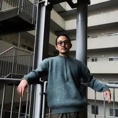 ジッパー付きグレーのニットセーター