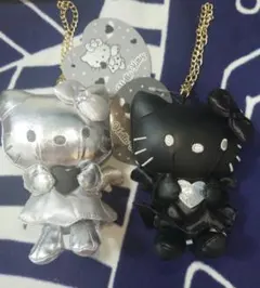 新品　ハローキティ　合皮　マスコットチャーム　シルバー　ブラック　セット
